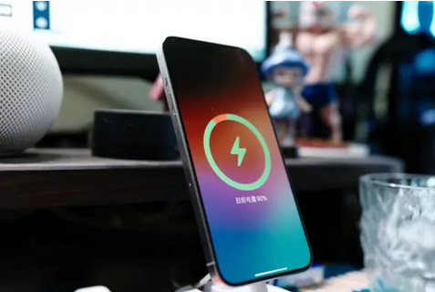 江门苹果15换屏服务分享用什么充电器给iPhone15充电更好 